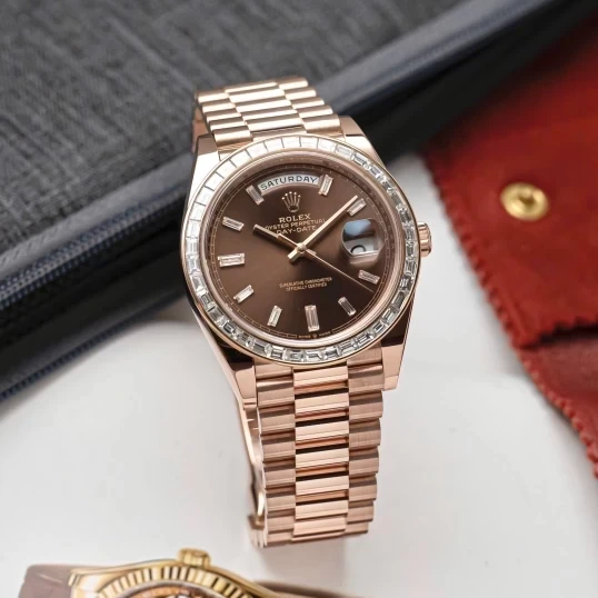 Rolex Oyster Perpetual Day-Date 40mm 228235 Everose Gold Chocolate Dial – Custom Baguette Diamond Bezel