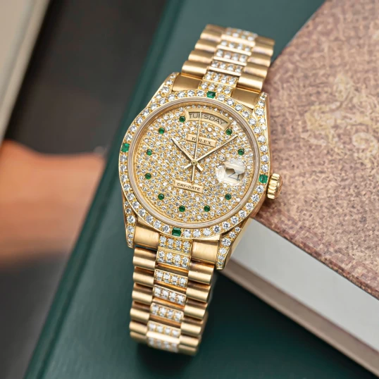 Rolex Day-Date 36mm – Ref. 18038 Full Diamond Cọc số ngọc lục bảo
